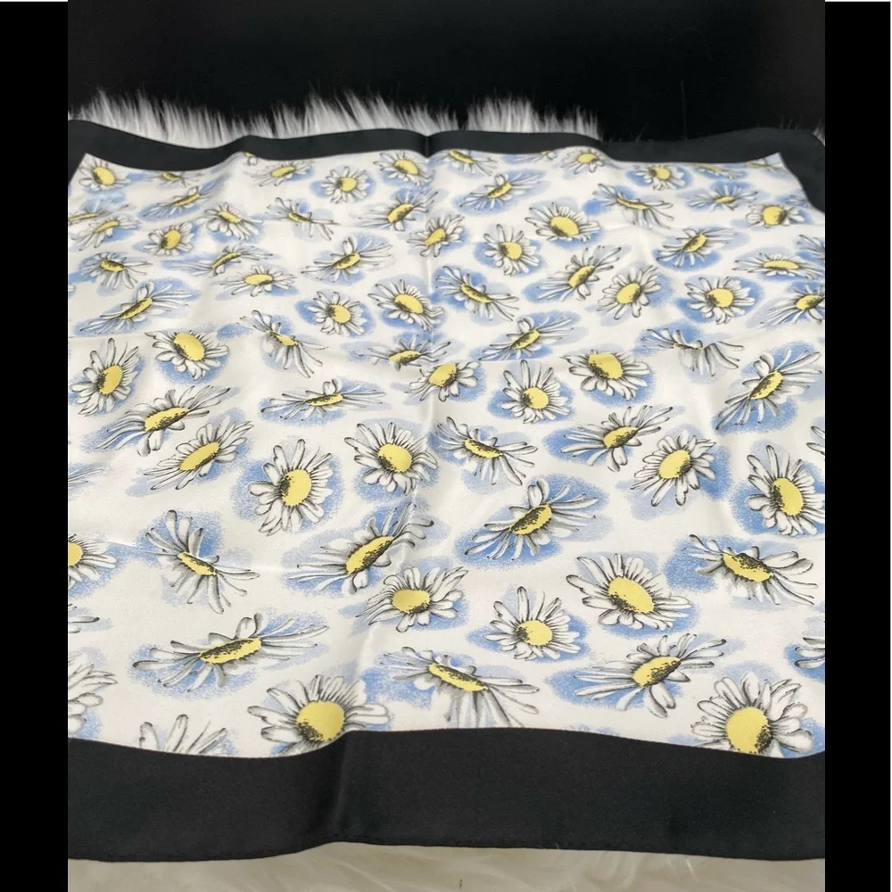 LAST CHANCE NWT Vintage Kohl’s Daisy Print Square Scarf - Picture 2 of 4